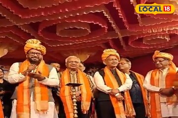 ভোটের উত্তাপে বিরল দৃশ্য! শিলিগুড়িতে এক মঞ্চে মুখোমুখি গৌতম দেব এবং শংকর ঘোষ, ছবি ঘিরে জোর চর্চা