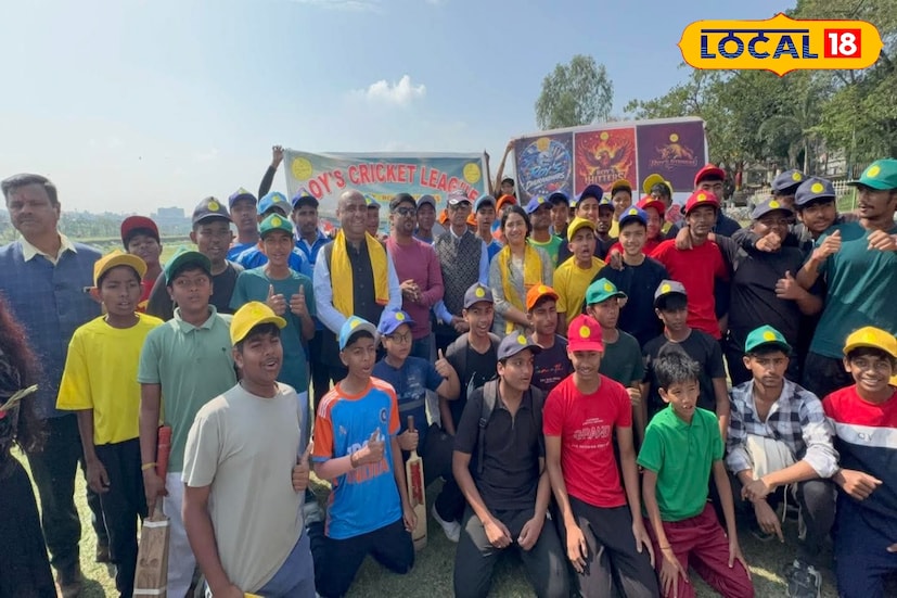 শিলিগুড়ি, ঋত্বিক ভট্টাচার্য : বিধানসভা নির্বাচন ঘিরে ইতিমধ্যেই উত্তপ্ত রাজ্য রাজনীতি। প্রার্থী ঘোষণা থেকে শুরু করে দেওয়াল লিখন—সব মিলিয়ে শহর জুড়ে এখন নির্বাচনী আবহ তুঙ্গে। আর সেই আবহেই রবিবার সকালে শিলিগুড়িতে দেখা গেল এক ভিন্ন ছবি। প্রচারের ফাঁকে খেলার মাঠে ব্যাট হাতে নেমে পড়লেন দুই প্রার্থী, যা মুহূর্তে নজর কেড়েছে স্থানীয়দের। শিলিগুড়ি, ঋত্বিক ভট্টাচার্য : বিধানসভা নির্বাচন ঘিরে ইতিমধ্যেই উত্তপ্ত রাজ্য রাজনীতি। প্রার্থী ঘোষণা থেকে শুরু করে দেওয়াল লিখন—সব মিলিয়ে শহর জুড়ে এখন নির্বাচনী আবহ তুঙ্গে। আর সেই আবহেই রবিবার সকালে শিলিগুড়িতে দেখা গেল এক ভিন্ন ছবি। প্রচারের ফাঁকে খেলার মাঠে ব্যাট হাতে নেমে পড়লেন দুই প্রার্থী, যা মুহূর্তে নজর কেড়েছে স্থানীয়দের।