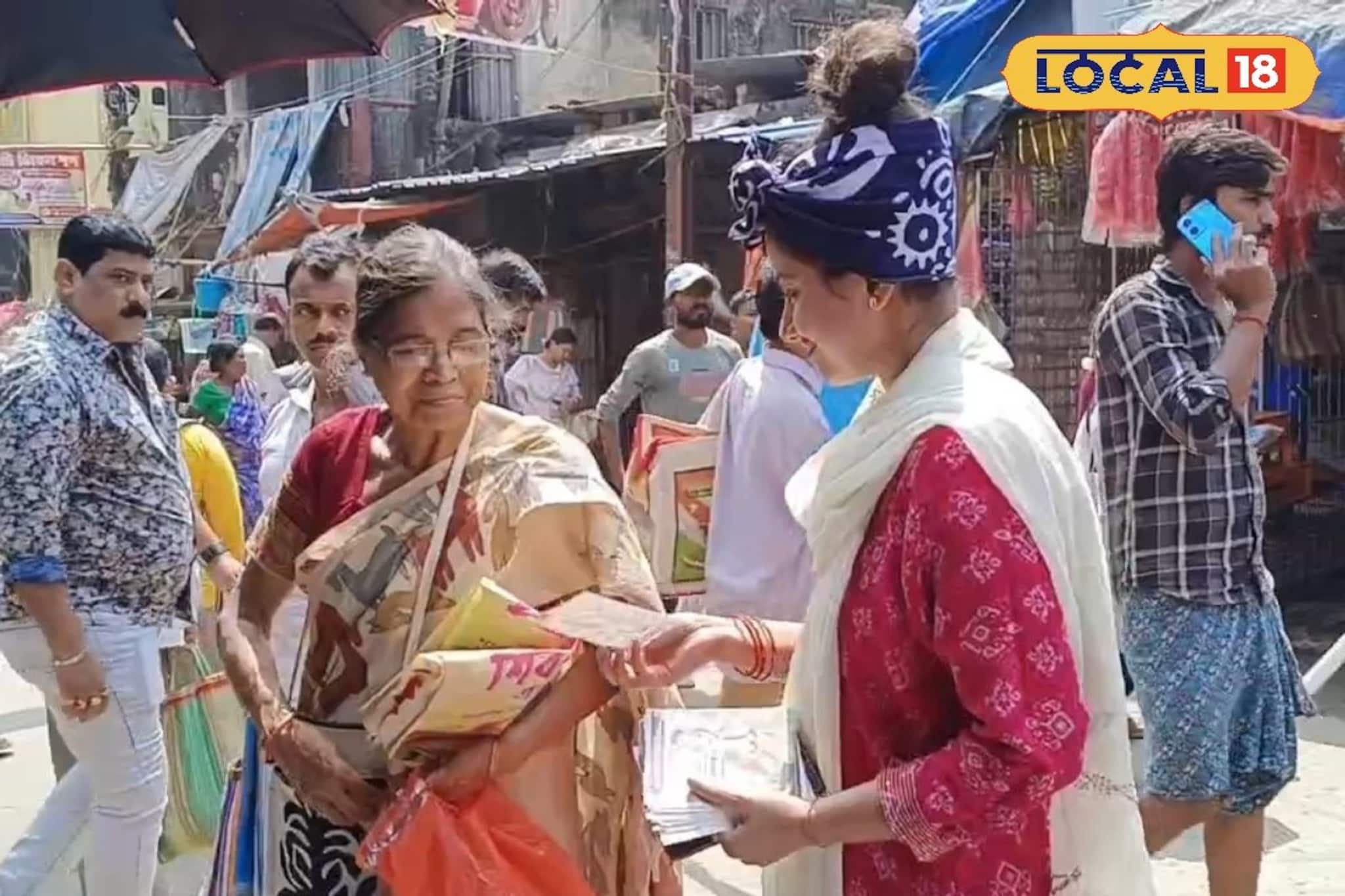 নিজের হাতেই বিলি করছেন লিফলেট,সোনারপুর বাজারে জোর প্রচারে 'ঘরের মেয়ে' রাজন্যা