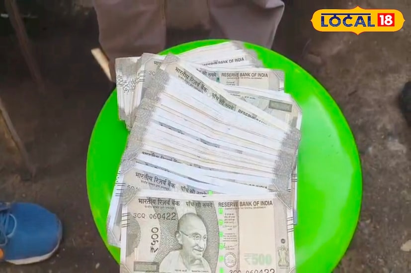 জঙ্গিপুর তন্ময় মন্ডল: জঙ্গিপুরে এক লক্ষ টাকা কুড়িয়ে পেয়ে সততার পরিচয় দিলেন এক ট্রাফিক ওয়ার্ডেন সাবির শেখ। এই ঘটনাকে কেন্দ্র করে এলাকাজুড়ে প্রশংসার ঝড় উঠেছে। জঙ্গিপুর তন্ময় মন্ডল: জঙ্গিপুরে এক লক্ষ টাকা কুড়িয়ে পেয়ে সততার পরিচয় দিলেন এক ট্রাফিক ওয়ার্ডেন সাবির শেখ। এই ঘটনাকে কেন্দ্র করে এলাকাজুড়ে প্রশংসার ঝড় উঠেছে।