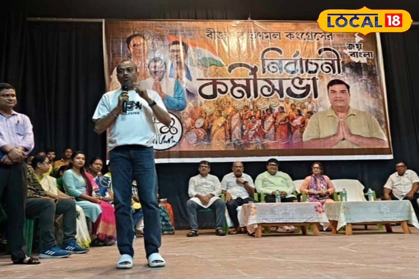 উত্তর ২৪ পরগনা, রুদ্র নারায়ণ রায়: সদ্য পিতৃবিয়োগের শোক কাটিয়ে এবার দলীয় কাজে ঝাঁপিয়ে পড়লেন মুকুল পুত্র শুভ্রাংশু রায়। জল্পনা থাকলেও বীজপুর বিধানসভা কেন্দ্রে তাঁকে প্রার্থী করা হয়নি। পরিবর্তে বিদায়ী তৃণমূল বিধায়ক সুবোধ অধিকারীকেই ফের প্রার্থী করেছে দল। তবে তাতে কোনও আক্ষেপ নেই বলেই এদিন জানালেন শুভ্রাংশু। বরং তিনি সরাসরি নেমে পড়েছেন সুবোধ অধিকারীর সমর্থনে প্রচারে উত্তর ২৪ পরগনা, রুদ্র নারায়ণ রায়: সদ্য পিতৃবিয়োগের শোক কাটিয়ে এবার দলীয় কাজে ঝাঁপিয়ে পড়লেন মুকুল পুত্র শুভ্রাংশু রায়। জল্পনা থাকলেও বীজপুর বিধানসভা কেন্দ্রে তাঁকে প্রার্থী করা হয়নি। পরিবর্তে বিদায়ী তৃণমূল বিধায়ক সুবোধ অধিকারীকেই ফের প্রার্থী করেছে দল। তবে তাতে কোনও আক্ষেপ নেই বলেই এদিন জানালেন শুভ্রাংশু। বরং তিনি সরাসরি নেমে পড়েছেন সুবোধ অধিকারীর সমর্থনে প্রচারে