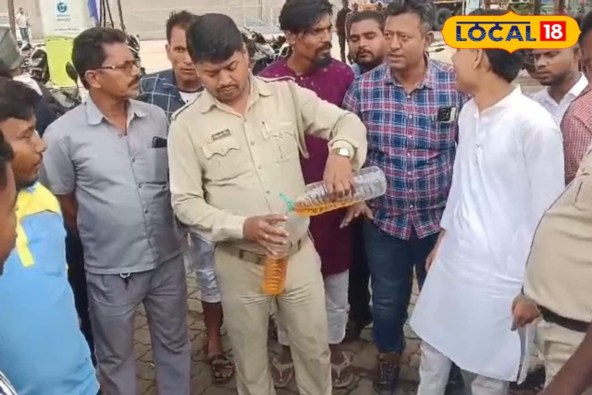 হুলস্থুল কাণ্ড সলপে! পেট্রোল পাম্পে তেল ভরতে গিয়ে মিলল জল হুলস্থুল কাণ্ড সলপে! পেট্রোল পাম্পে তেল ভরতে গিয়ে মিলল জল