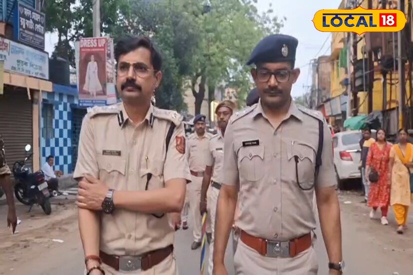 বর্ধমানে এলেন প্রশাসনের উচ্চ আধিকারিকরা, করলেন বিশেষ বৈঠক। শান্তিপূর্ণ নির্বাচনের বার্তা নিয়ে পথে নামলেন খোদ এডিজি ও ডিআইজি। ভোটারদের আত্মবিশ্বাস বাড়ান, কোনওরকম প্ররোচনায় পা না দেওয়া, ভীতি প্রদর্শন রোধ করা, ছাপ্পা ভোট, বুথ জ্যাম প্রভৃতিকে রোখাই মূল লক্ষ্য বলে জানান এডিজি অ্যান্ড আইজিপি বিশাল গর্গ। (ছবি ও তথ্যঃ সায়নী সরকার )