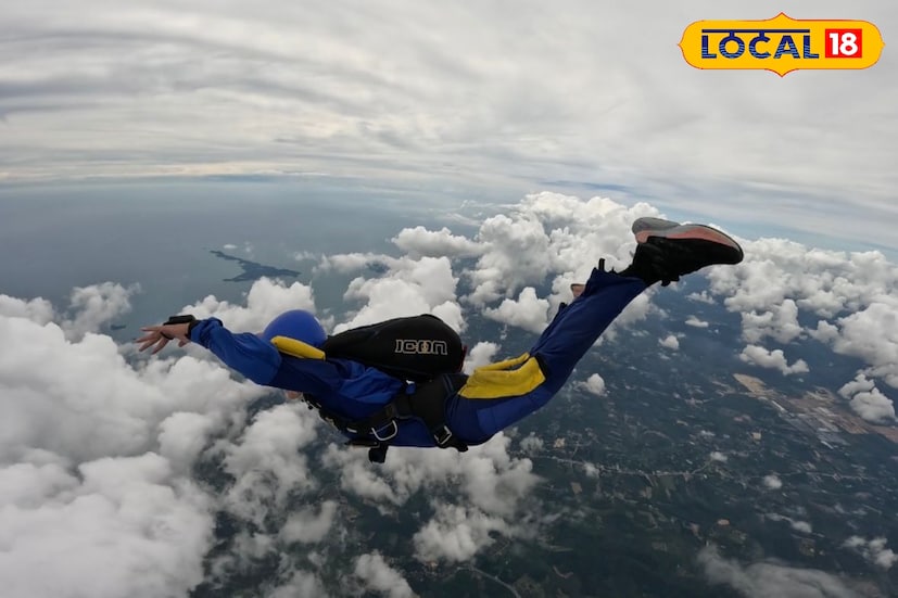 ১৩ হাজার ফুটে ভয় নয় বরং স্বপ্নের উড়ান! উত্তরবঙ্গে প্রথম এভাবে আকাশছোঁয়ার স্বপ্ন দেখালেন ডামডিমের মহিমা ছেত্রী। ভাবছেন তো বিষয়টা ঠিক কি? তথাকথিত কোনও পেশা নয়, হাজার হাজার ফুট উঁচু থেকে শূন্যে ঝাঁপ দিয়েই স্বপ্নের বুনন বুনছেন মহিমা। ১৩ হাজার ফুটে ভয় নয় বরং স্বপ্নের উড়ান! উত্তরবঙ্গে প্রথম এভাবে আকাশছোঁয়ার স্বপ্ন দেখালেন ডামডিমের মহিমা ছেত্রী। ভাবছেন তো বিষয়টা ঠিক কি? তথাকথিত কোনও পেশা নয়, হাজার হাজার ফুট উঁচু থেকে শূন্যে ঝাঁপ দিয়েই স্বপ্নের বুনন বুনছেন মহিমা।