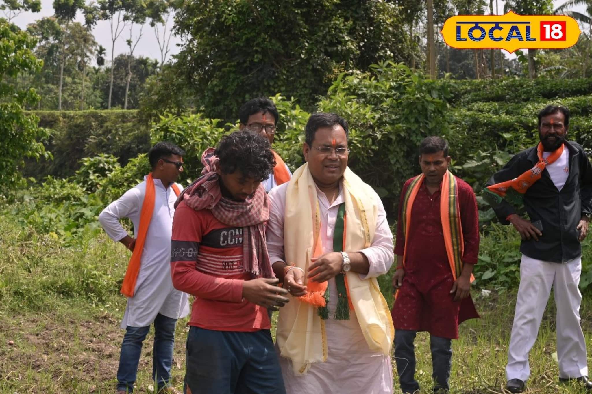 ভোটযুদ্ধ এবার আলুক্ষেতে, মাঠে নেমে নয়া কৌশলে ভোট প্রচার শুরু রাজনৈতিক দলগুলির ভোটযুদ্ধ এবার আলুক্ষেতে, মাঠে নেমে নয়া কৌশলে ভোট প্রচার শুরু রাজনৈতিক দলগুলির