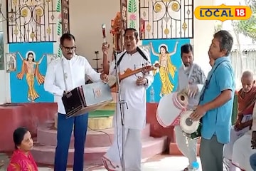 কীর্তন গেয়ে ভোটের প্রচার চালাচ্ছেন কোচবিহার দক্ষিণের তৃণমূল প্রার্থী অভিজিৎ দে ভৌমিক 