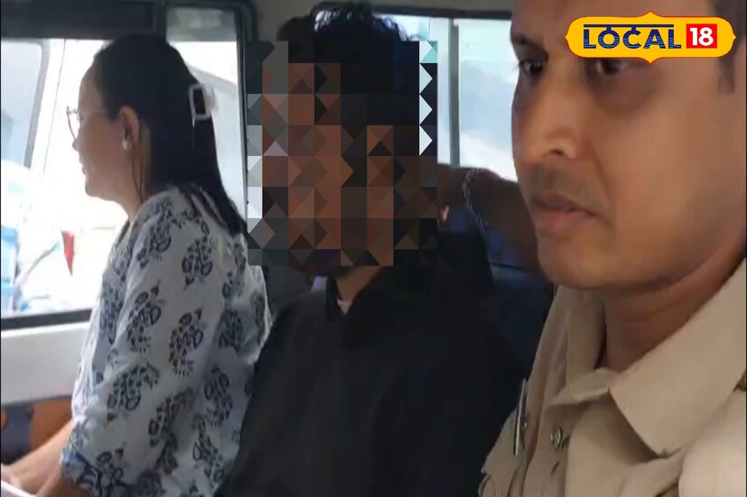 শিলিগুড়ি, ঋত্বিক ভট্টাচার্য : শিলিগুড়ির হাকিমপাড়ায় কলেজগামী এক ছাত্রীর শ্লীলতাহানির ঘটনায় চাঞ্চল্য ছড়াল শহরে। ঘটনার জেরে অভিযুক্ত এক তরুণকে গ্রেফতার করেছে মহিলা থানার পুলিশ। ধৃতের নাম স্বর্ণেন্দু মণ্ডল, সে আশিঘর এলাকার বাসিন্দা বলে জানা গিয়েছে।