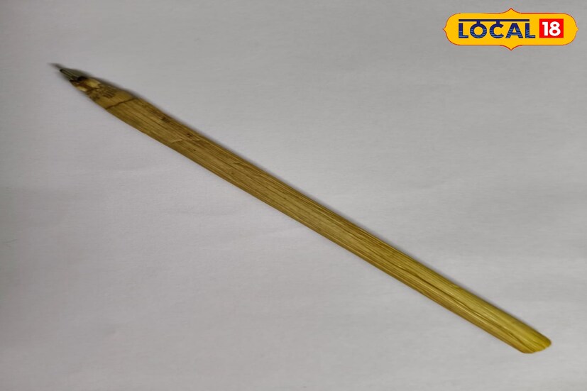 ফেলে দেওয়া খড় দিয়েই ব্যবহারযোগ্য কলম তৈরি করি পরিবেশ সচেতনতার পাঠ দিচ্ছেন হলদিয়ার এক ইঞ্জিনিয়ার। পেন বা কলম প্রতিদিন স্কুল-কলেজ সরকারি অফিস আদালত সহ বহু জায়গায় ব্যবহৃত হয়। কিন্তু সব কলমই প্লাস্টিক থেকে তৈরি। ফলে পরিবেশের জন্য ক্ষতিকারক। আর পরিবেশের কথা মাথায় রেখে ওই ইঞ্জিনিয়ার ধানের খড় দিয়েই বানিয়েছেন ব্যবহারযোগ্য লেখার কলম। (ছবি ও তথ্য: সৈকত শী)