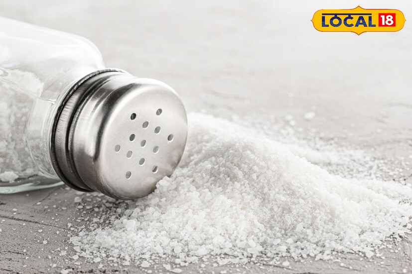 লবণ ছাড়া রান্না যেন অসম্পূর্ণ। কিন্তু জানেন কি, পশ্চিমবঙ্গের বৃহত্তম লবণ উৎপাদন কেন্দ্রে কীভাবে এই লবন তৈরি করা হয়। পূর্ব মেদিনীপুরের কাঁথির দাদনপাত্র বাড় পশ্চিমবঙ্গের বৃহত্তম লবণ উৎপাদন কেন্দ্র। এখানে সমুদ্রের জল আর রোদের তাপ—এই দুইয়ের মিলনেই তৈরি হয় সাদা সোনা লবণ। বহু বছরের পুরনো এখানকার সল্ট ফ্যাক্টরি আজও প্রাচীন ও প্রচলিত পদ্ধতি মেনেই লবণ উৎপাদন করে। আধুনিক যন্ত্র কম, প্রকৃতির উপরই নির্ভর বেশি। আর সেই কারণেই এই লবণের স্বাদ ও গুণ আলাদা বলেই মনে করেন স্থানীয়রা। (তথ্য ও ছবি : মদন মাইতি)