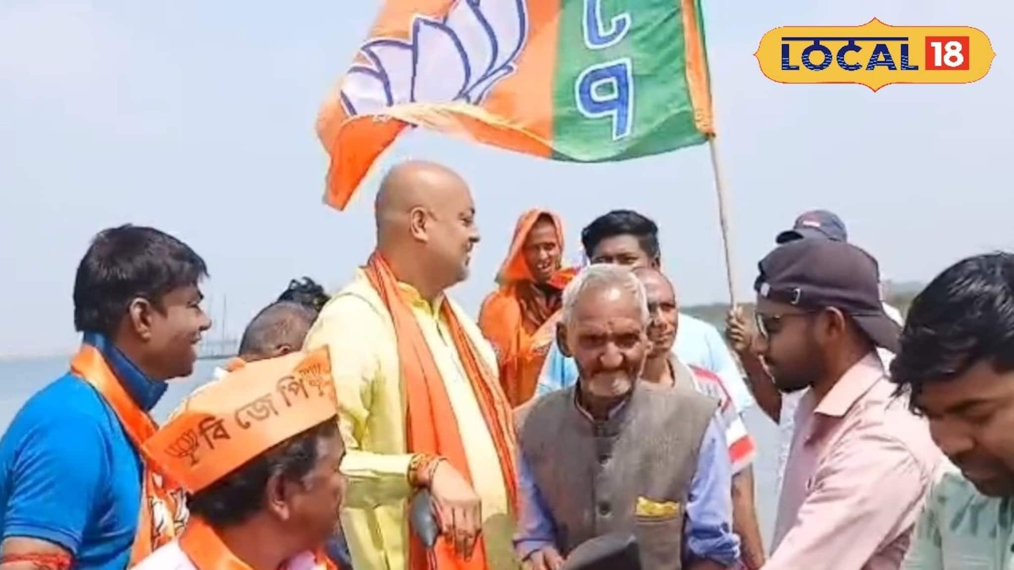  ভোটার খুঁজতে নৌকায় বিজেপি প্রার্থী! মালদহে নদীপথে ভোট প্রচারে নৌকা যাত্রীদের কাছে ভোট আহ্বান
