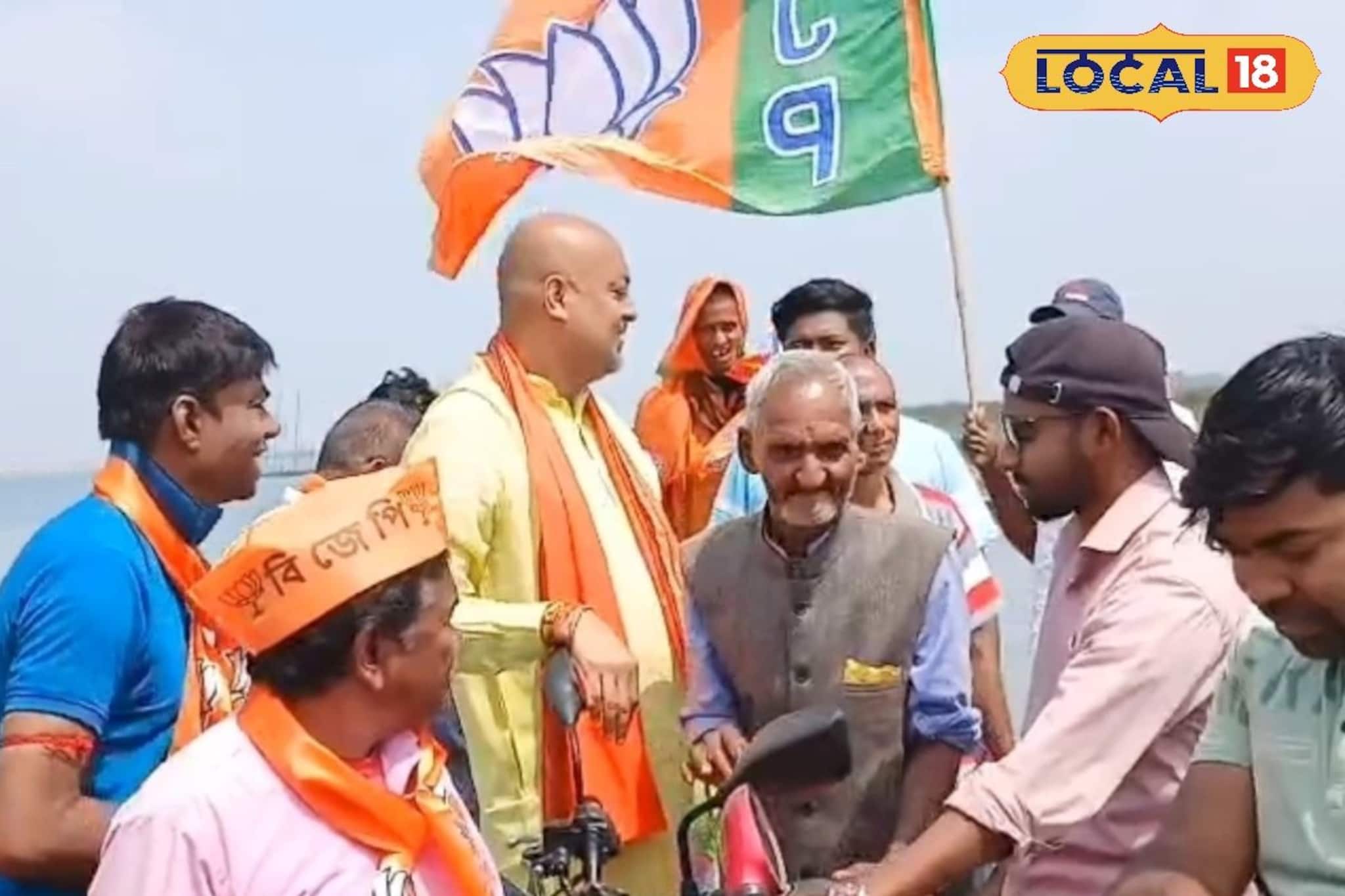  ভোটার খুঁজতে নৌকায় বিজেপি প্রার্থী! মালদহে নদীপথে ভোট প্রচারে নৌকা যাত্রীদের কাছে ভোট আহ্বান