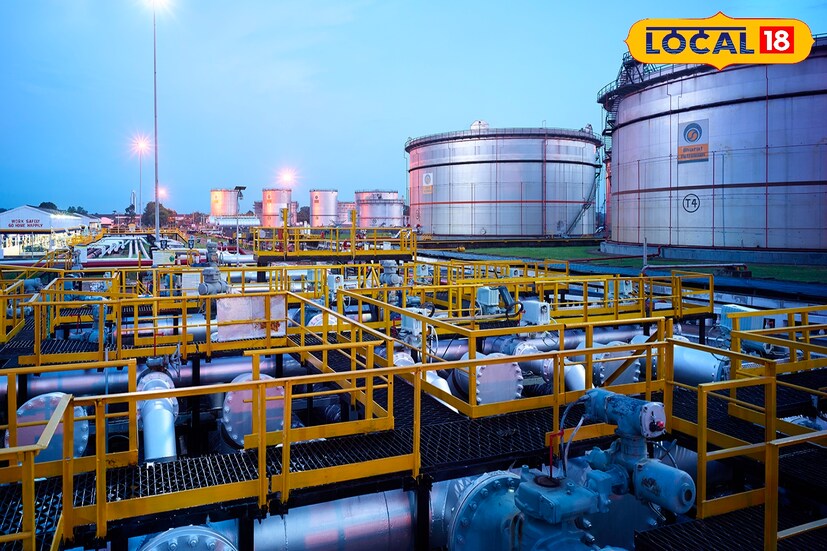 শিওরে বিধানসভা নির্বাচন! একদিকে যেখানে বিধানসভা নির্বাচনে দামামা বেজে গিয়েছে, অন্যদিকে মানুষের চিন্তা বেড়েছে রান্নার গ্যাস সহ পেট্রোল ডিজেলের পর্যাপ্ত যোগান নিয়ে। কারণ মার্চের প্রথম দিক থেকে শুরু হওয়া মধ্যপ্রাচ্যে যুদ্ধের কারণে আগেই বেড়েছে গ্যাসের দাম। লম্বা লাইন গ্যাস ডিস্ট্রিবিউশন ডিলারের দোকানে সামনে। পেট্রোল-ডিজেলের থেকেও বড় বেশি রান্নার গ্যাস নিয়ে চিন্তায় রয়েছে মানুষ। এমত অবস্থায় ভারত পেট্রোলিয়াম কর্পোরেশন লিমিটেড জানল রাজ্যজুড়ে পেট্রল ডিজেল সহ রান্নার গ্যাসে পর্যাপ্ত যোগান রয়েছে। (ছবি ও তথ্য: সৈকত শী)