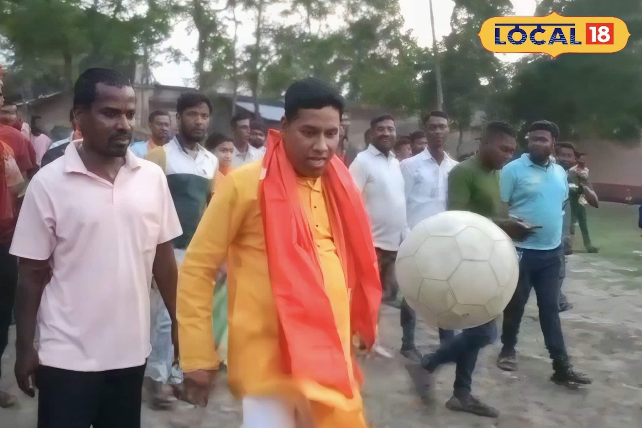 সব খেলার সেরা বাঙালির তুমি...ফুটবল নয়, ভোট! তবে, ভোট পেতেও ভরসা সেই ফুটবলই! সন্দেশখালিতে কী ঘটল জানেন!