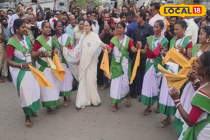 *বিধানসভা ভোটের প্রচারে ডুয়ার্সে এসে একেবারে অন্য মেজাজে তৃণমূল নেত্রী মমতা বন্দ্যোপাধ্যায়। জলপাইগুড়ির চালসায় পৌঁছেই তিনি মিশে গেলেন সাধারণ মানুষের সঙ্গে। আদিবাসী মহিলাদের সঙ্গে নাচলেন, নিজেই হাতে তুলে নিলেন মাদল, বাজালেনও।