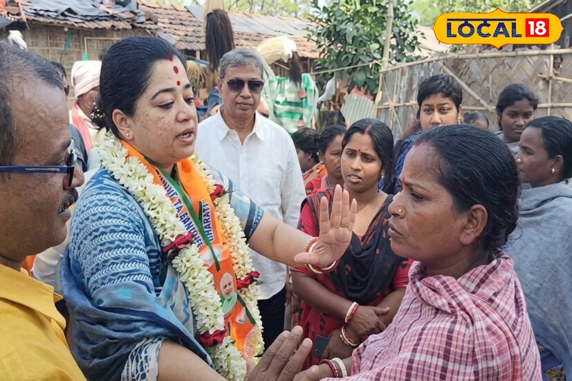 ভোটপ্রচারে গিয়ে উন্নয়ন নিয়ে স্থানীয়দের প্রশ্নের মুখে বিজেপি প্রার্থী,পাঁচ বছর কোথায় ছিলেন? অন্য সময় কেউ দেখেনা, ভোটের সময় ভোট চাইতে এসেছেন? বাড়িগুলোর কি অবস্থা ঘুরে দেখেন নি কেন ? প্রশ্ন শুনে এলাকা ছাড়লেন প্রার্থী।(ছবি ও তথ্য: সায়নী সরকার)