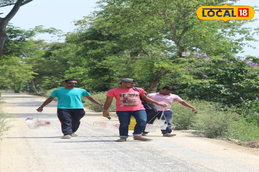 পরিবেশ রক্ষার বার্তা দিয়ে পাখিদের তৃষ্ণা মেটাতে অভিনব উদ্যোগ নিল হাওড়ার একদল যুবক। কমে আসছে জলা জঙ্গল জলাশয়। তাতেই বিপদের মুখে পশু, পাখিরা। বিষয়টিতে গুরুত্ব দিয়ে গত কয়েক বছরের ন্যায় এবারও পাখিদের তৃষ্ণা মেটানোর পাশাপাশি পরিবেশ রক্ষার বার্তা দিয়ে উদ্যোগী হলেন যুবকরা। (ছবি ও তথ্য: রাকেশ মাইতি)