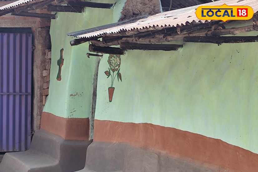 বীরভূম,সৌভিক রায়: সামনেই বিধানসভা নির্বাচন। হাতে আর মাত্র এক মাসেরও কম সময়। আর বিধানসভা নির্বাচন মানে বিভিন্ন বিধানসভা এলাকায় দেওয়াল লিখন। তবে বিশ্বকবি রবীন্দ্রনাথ ঠাকুরের বোলপুর শান্তিনিকেতনের আদিবাসী গ্রামগুলি চিরকালই ব্যতিক্রমী। তবে এবার আপনার হয়তো মনে হতে পারে কী কারনে এই গ্রামগুলি ব্যতিক্রমী!