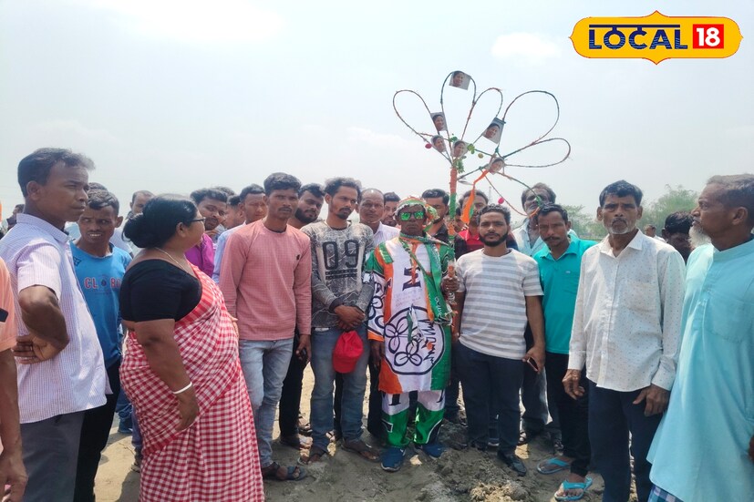 ঝান্ডাই পোশাক! ব্যতিক্রমী পোশাকে নজর কাড়ল এই ব্যক্তি। বাইকে কিংবা হাতে দলীয় পতাকা নিয়ে নয় এমনকি কোর্ট প্যান্ট পরেও নয় দলীয় পতাকা সটান গায়ে জড়িয়ে মমতার সভায় হাজির তৃণমূল সমর্থক। সেই পোশাকেই আবার ফ্যাশন ডিজাইনারের মতো রয়েছে ডিজাইনও। 