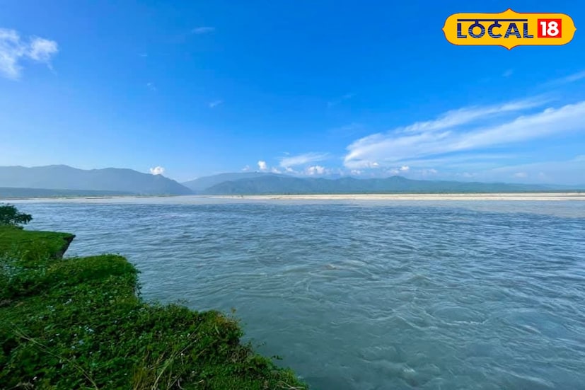 আলিপুরদুয়ার: মেঘ বৃষ্টির লুকোচুরির মাঝে উত্তরবঙ্গের বিভিন্ন জেলায় মিলেছে হালকা রোদের দেখা। যদিও এই রোদ দীর্ঘস্থায়ী হবে না বলে আবহাওয়া দফতর সূত্রে জানা গিয়েছে। ঝড় বৃষ্টির সম্ভাবনা এখনও রয়েছে উত্তরবঙ্গের জেলাগুলিতে। জেনে নেওয়া যাক আবহাওয়ার বড় আপডেট। আলিপুরদুয়ার: মেঘ বৃষ্টির লুকোচুরির মাঝে উত্তরবঙ্গের বিভিন্ন জেলায় মিলেছে হালকা রোদের দেখা। যদিও এই রোদ দীর্ঘস্থায়ী হবে না বলে আবহাওয়া দফতর সূত্রে জানা গিয়েছে। ঝড় বৃষ্টির সম্ভাবনা এখনও রয়েছে উত্তরবঙ্গের জেলাগুলিতে। জেনে নেওয়া যাক আবহাওয়ার বড় আপডেট।