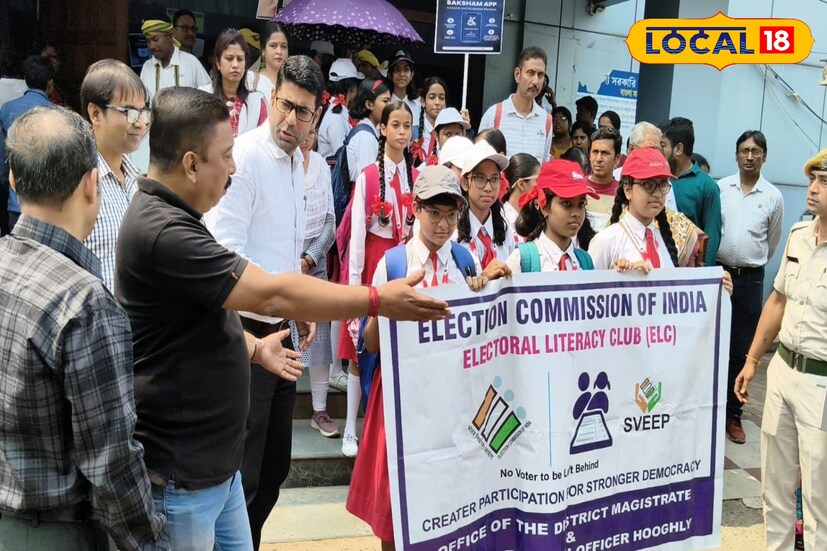 আসন্ন নির্বাচনকে সামনে রেখে ভোটারদের সচেতন করতে বিশেষ উদ্যোগ নিল হুগলি জেলা প্রশাসন। বুধবার জেলাশাসক দফতরের সামনে থেকে একটি সুসজ্জিত ‘নির্বাচনী সচেতনতা ট্যাবলো’র উদ্বোধন ও ফ্ল্যাগ অফ করেন জেলাশাসক। এই ট্যাবলোর মূল উদ্দেশ্য, সাধারণ ভোটারদের মধ্যে গণতান্ত্রিক অধিকার ও কর্তব্য সম্পর্কে সচেতনতা বৃদ্ধি করা এবং ভোটদানে উৎসাহিত করা। (ছবি ও তথ্যঃ বনোয়ারীলাল চৌধুরী)