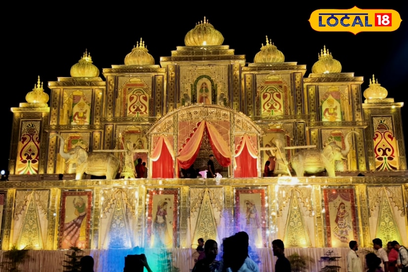 দুর্গাপুজো, কালীপুজোর মত এবার বাসন্তী পুজোতেও থিমের চমক পূর্ব মেদিনীপুরে। রাজস্থানের শীষমহলের আদলে তৈরি হয়েছে মণ্ডপ। বসন্তের সন্ধ্যায় চোখ ধাঁধানো আলো ঝলমলে এই মণ্ডপ আপনার মন কাড়বে। পূর্ব মেদিনীপুর জেলার খেজুরির দেউলপোতা গ্রাম্য গোষ্ঠী পাঁচ দশক ধরে বাসন্তী পুজোর আয়োজন করে আসছে। এবছর তারা ৫৩ তম বর্ষে পদার্পণ করল। (তথ্য ও ছবি : মদন মাইতি)