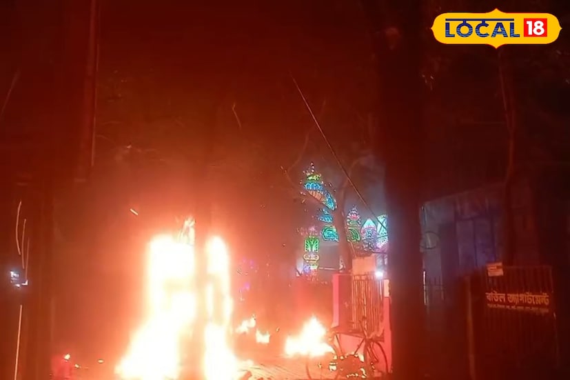 মেলা সংলগ্ন ফাস্টফুড দোকানে ভয়াবহ আগুন! আগুনে দোকান ভস্মীভূত দোকান। সন্ধ্যা পেরিয়েছে, ধীরে ধীরে রাস্তাঘাট ফাঁকা হচ্ছে। হঠাৎ অগ্নিকাণ্ড, হাওড়ার চুনাভাটি এলাকায়। (ছবি ও তথ্য: রাকেশ মাইতি) মেলা সংলগ্ন ফাস্টফুড দোকানে ভয়াবহ আগুন! আগুনে দোকান ভস্মীভূত দোকান। সন্ধ্যা পেরিয়েছে, ধীরে ধীরে রাস্তাঘাট ফাঁকা হচ্ছে। হঠাৎ অগ্নিকাণ্ড, হাওড়ার চুনাভাটি এলাকায়। (ছবি ও তথ্য: রাকেশ মাইতি)