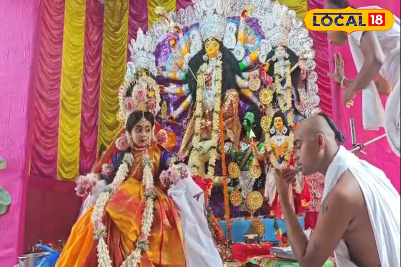 নদিয়ার শান্তিপুরের ঢাকা পাড়ায় এ বছর এক অনন্য ধর্মীয় আবহ তৈরি হয়েছে। এলাকার বাসিন্দা বিশ্বজিৎ সরকার দীর্ঘদিনের ইচ্ছা পূরণ করে প্রথমবারের মতো আয়োজন করেছেন বাসন্তী পুজোর। ছবি ও তথ্য: মৈনাক দেবনাথ 