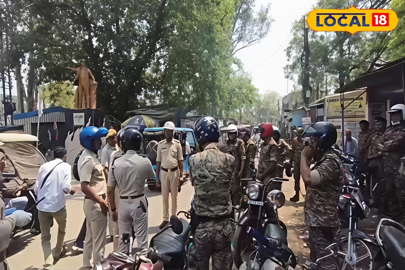 হিন্দু ধর্মের একটি প্রধান উৎসব হল রামনবমী। ‌রাজ্যজুড়ে পালিত হচ্ছে এই উৎসব‌। পুরুলিয়াতে চলছে উৎসবের প্রস্তুতি। সুস্থভাবে যাতে এই উৎসব সম্পন্ন হয় তার জন্য তৎপর পুলিশ প্রশাসন। (ছবি ও তথ্য: শর্মিষ্ঠা ব্যানার্জি) ‌