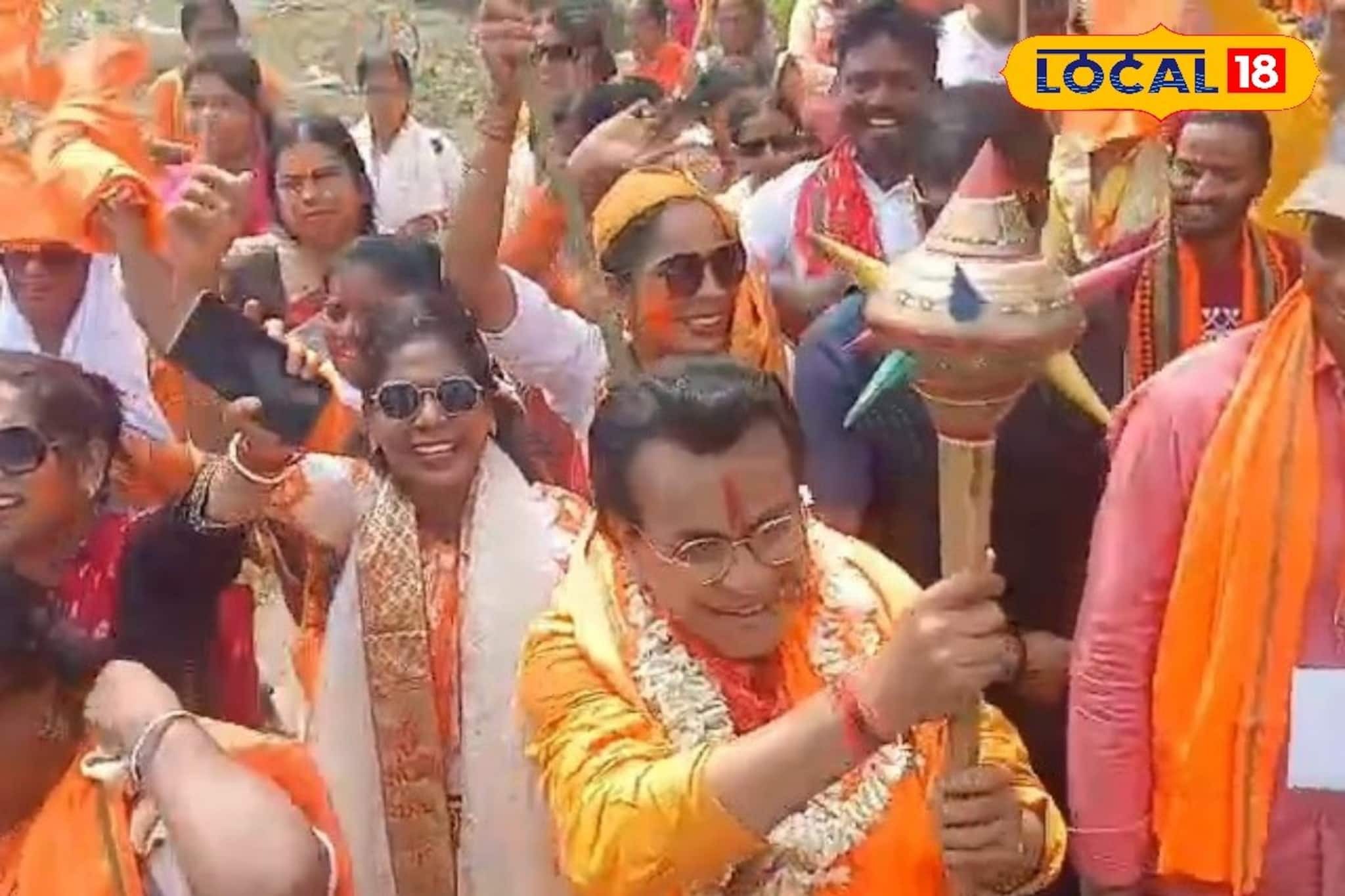 রামনবমীর শোভাযাত্রায় গদা কাঁধে অভিনেতা রুদ্রনীল ঘোষ, নেচেও উঠলেন তিনি রামনবমীর শোভাযাত্রায় গদা কাঁধে অভিনেতা রুদ্রনীল ঘোষ, নেচেও উঠলেন তিনি