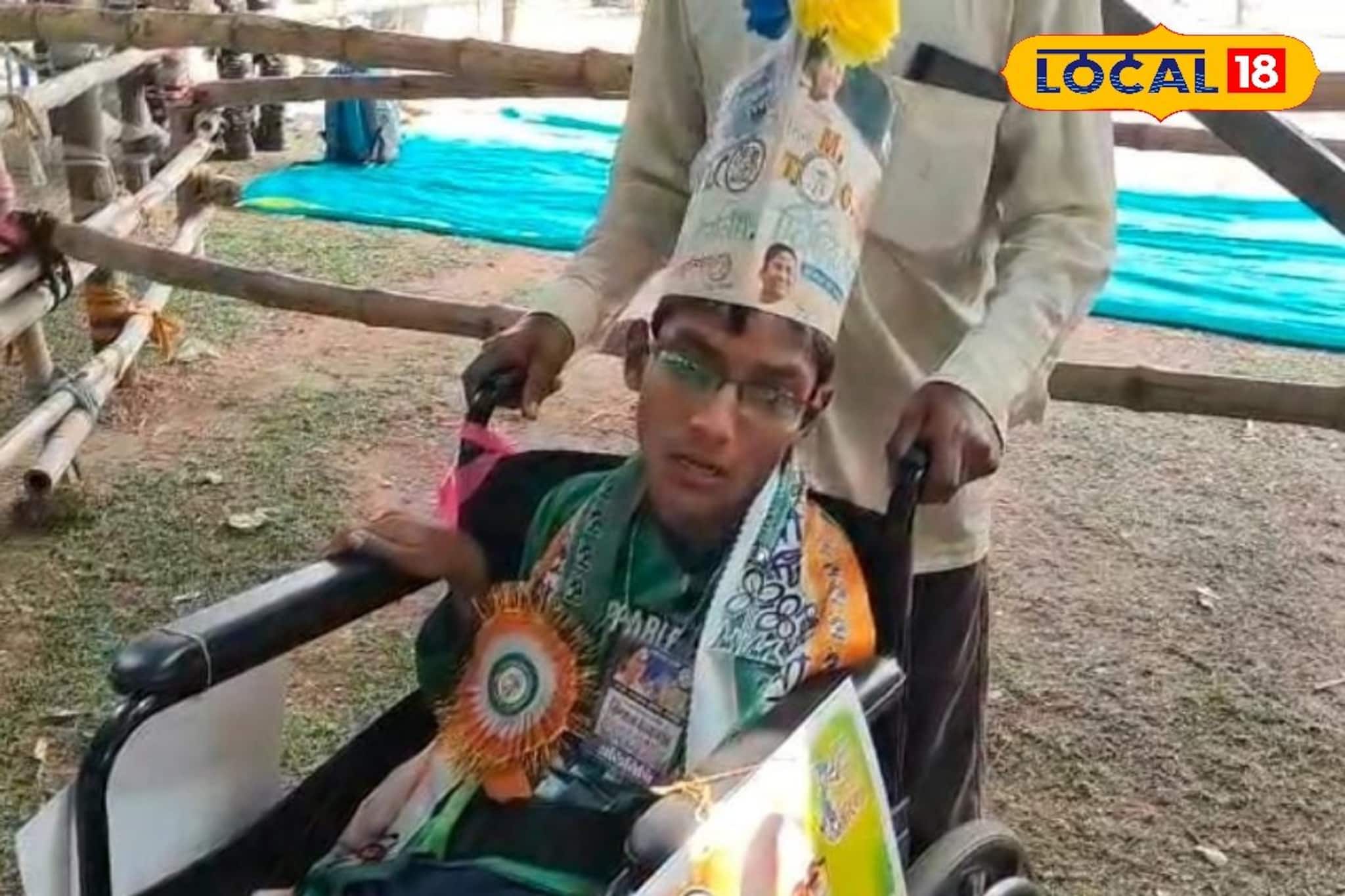 মুখ্যমন্ত্রীর বক্তব্য শুনতে সভায় হাজির বিশেষভাবে সক্ষম এক যুবক মুখ্যমন্ত্রীর বক্তব্য শুনতে সভায় হাজির বিশেষভাবে সক্ষম এক যুবক