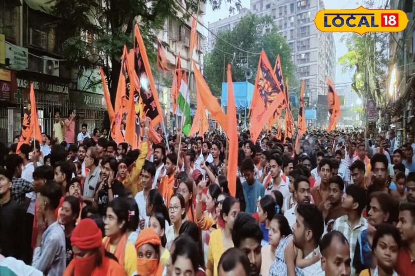 রামনবমীর শোভাযাত্রাকে কেন্দ্র করে বুধবার হাওড়ার জিটি রোডে জনস্রোত। এদিন হাইকোর্টের নির্দেশিকা মেনে শোভাযাত্রা সম্পন্ন হল। বিগত বছরগুলির মতো এবারও বিভিন্ন প্রান্ত থেকে মানুষ হাজির হয়ে শোভাযাত্রায় যোগদান করেন। (ছবি ও তথ্যঃ রাকেশ মাইতি)