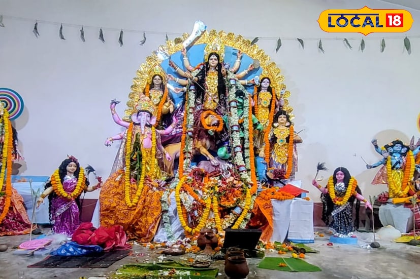 ইতিহাস আর ঐতিহ্যে দু'য়ের মিলনে আজও আলাদা পরিচয় ধরে রেখেছে ১৭৫ বছরের প্রাচীন বাসন্তী পুজো। ভগবানপুর-২ ব্লকের মুগবেড়িয়া গ্রামের নন্দ পরিবারের বাসন্তী পুজো। আগের মত জাঁকজমক না থাকলেও ভক্তি ও রীতিনীতিতে কোনও খামতি নেই। প্রজন্মের পর প্রজন্ম ধরে চলে আসা এই পুজোকে ঘিরে আজও এলাকার মানুষের মধ্যে আলাদা উন্মাদনা দেখা যায়। প্রতি বছর দূরদূরান্ত থেকে ভক্তদের সমাগম ঘটে এখানে। (তথ্য ও ছবি : মদন মাইতি) ইতিহাস আর ঐতিহ্যে দু'য়ের মিলনে আজও আলাদা পরিচয় ধরে রেখেছে ১৭৫ বছরের প্রাচীন বাসন্তী পুজো। ভগবানপুর-২ ব্লকের মুগবেড়িয়া গ্রামের নন্দ পরিবারের বাসন্তী পুজো। আগের মত জাঁকজমক না থাকলেও ভক্তি ও রীতিনীতিতে কোনও খামতি নেই। প্রজন্মের পর প্রজন্ম ধরে চলে আসা এই পুজোকে ঘিরে আজও এলাকার মানুষের মধ্যে আলাদা উন্মাদনা দেখা যায়। প্রতি বছর দূরদূরান্ত থেকে ভক্তদের সমাগম ঘটে এখানে। (তথ্য ও ছবি : মদন মাইতি)