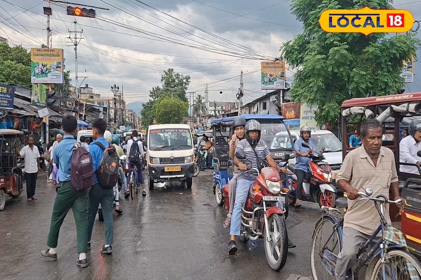 রাম নবমীকে ঘিরে শিলিগুড়ি শহরে বাড়তে পারে যানজট—এমনই আশঙ্কা জানিয়ে বিশেষ ট্র্যাফিক বুলেটিন জারি করেছে শিলিগুড়ি ট্র্যাফিক পুলিশ। শহরের গুরুত্বপূর্ণ সড়কগুলিতে অতিরিক্ত ভিড় ও নির্মাণ কাজের জেরে যান চলাচল ধীর হতে পারে বলে সতর্ক করা হয়েছে। যাত্রী ও চালকদের ট্র্যাফিক নিয়ম মেনে চলার পাশাপাশি আগে থেকেই যাত্রাপথ পরিকল্পনা করার পরামর্শ দেওয়া হয়েছে। (ছবি ও তথ্য : ঋত্বিক ভট্টাচার্য) রাম নবমীকে ঘিরে শিলিগুড়ি শহরে বাড়তে পারে যানজট—এমনই আশঙ্কা জানিয়ে বিশেষ ট্র্যাফিক বুলেটিন জারি করেছে শিলিগুড়ি ট্র্যাফিক পুলিশ। শহরের গুরুত্বপূর্ণ সড়কগুলিতে অতিরিক্ত ভিড় ও নির্মাণ কাজের জেরে যান চলাচল ধীর হতে পারে বলে সতর্ক করা হয়েছে। যাত্রী ও চালকদের ট্র্যাফিক নিয়ম মেনে চলার পাশাপাশি আগে থেকেই যাত্রাপথ পরিকল্পনা করার পরামর্শ দেওয়া হয়েছে। (ছবি ও তথ্য : ঋত্বিক ভট্টাচার্য)