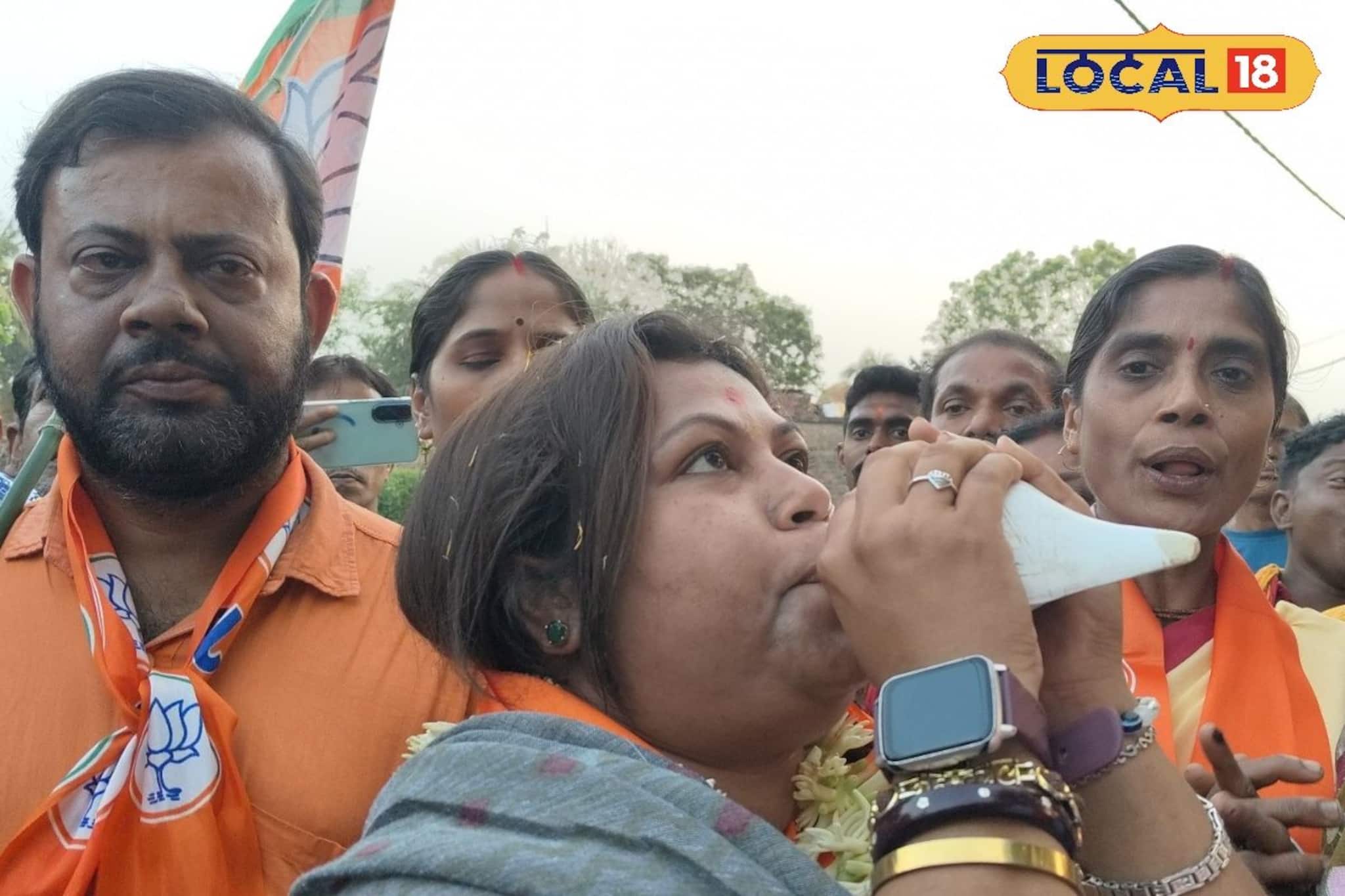 শঙ্খ-উলুধ্বনিতে জমল নির্বাচনী লড়াই, ভরতপুরে অনামিকা ঘোষের ভিন্ন স্বাদের প্রচার শঙ্খ-উলুধ্বনিতে জমল নির্বাচনী লড়াই, ভরতপুরে অনামিকা ঘোষের ভিন্ন স্বাদের প্রচার