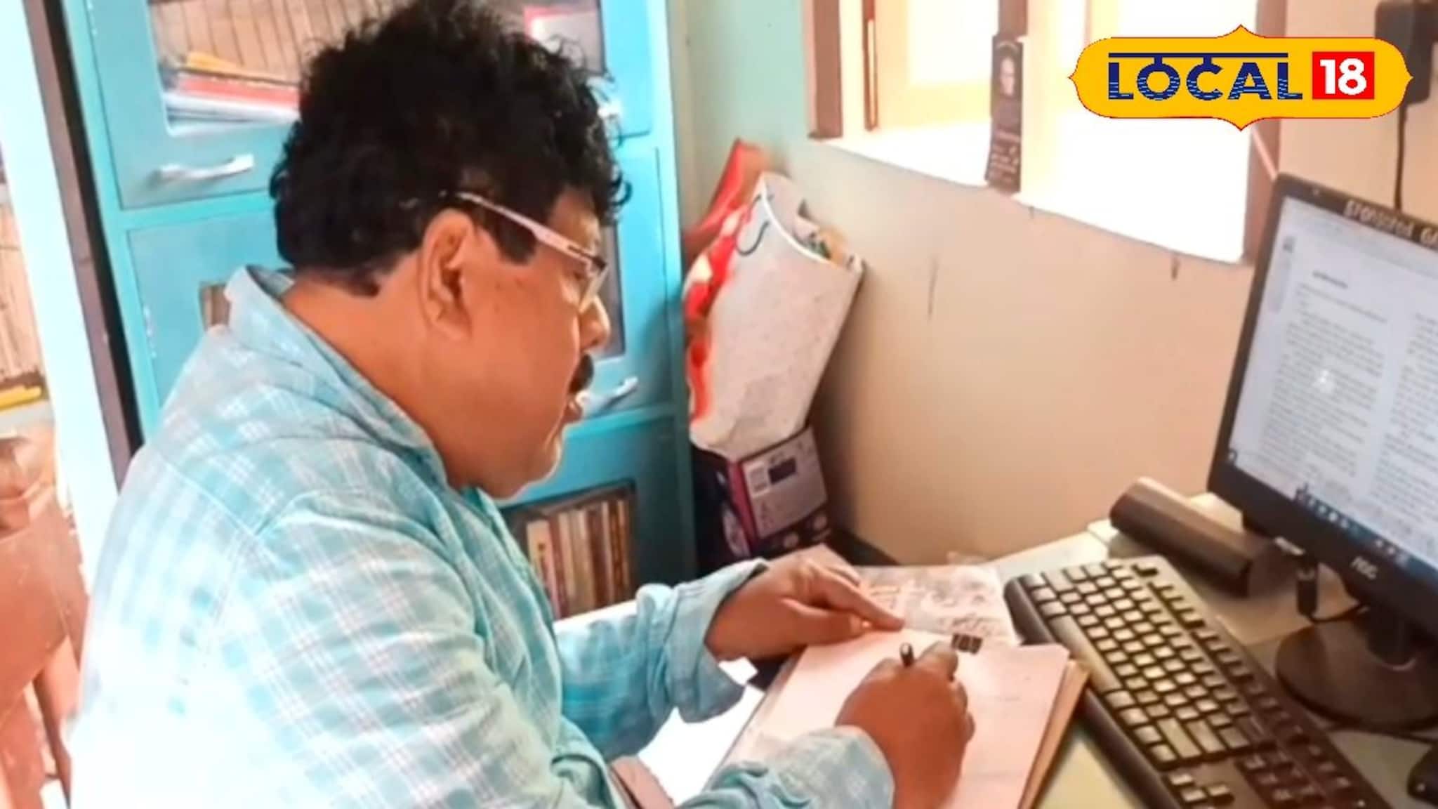 অবসর নিয়েও বসে নেই শিক্ষক! আঞ্চলিক সাহিত্যকে পুষ্ট করতে অঙ্কের মাস্টারমশাই লিখে চলেছেন একের পর এক বই!