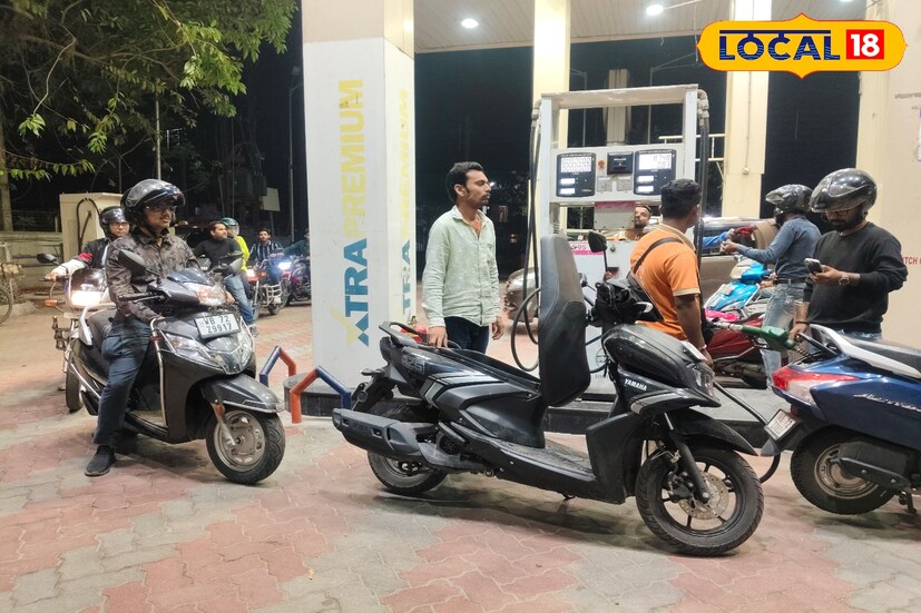 জ্বালানি সঙ্কটে স্তব্ধ জলপাইগুড়ি! পাম্পে তালা, লাইনে দাঁড়িয়ে হতাশ সাধারণ মানুষ। উত্তরবঙ্গের জলপাইগুড়ি শহর জুড়ে তীব্র জ্বালানি সঙ্কটের জেরে কার্যত বিপর্যস্ত জনজীবন। শহরের একাধিক পেট্রোল পাম্পে তেল না থাকায় বন্ধ হয়ে গেছে পরিষেবা, আর যেগুলো খোলা রয়েছে সেগুলোর সামনে ভোর থেকেই লম্বা লাইন। ঘণ্টার পর ঘণ্টা অপেক্ষা করেও অনেকেই খালি হাতে ফিরছেন।