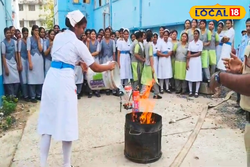 হঠাৎ অগ্নিকাণ্ডের মতো বিপজ্জনক পরিস্থিতিতে দমকল পৌঁছনোর আগেই কীভাবে আগুন নিয়ন্ত্রণে আনা যায়, সেই লক্ষ্যেই অভিনব উদ্যোগ নিল মালদহ ইংরেজবাজার দমকল বিভাগ। মালদহ মেডিক্যাল কলেজ হাসপাতালে নার্সিং পড়ুয়াদের নিয়ে আয়োজন করা হল অগ্নি নির্বাপণের বিশেষ প্রশিক্ষণ শিবির ও মক ড্রিল। (ছবি ও তথ্য: জিএম মোমিন) হঠাৎ অগ্নিকাণ্ডের মতো বিপজ্জনক পরিস্থিতিতে দমকল পৌঁছনোর আগেই কীভাবে আগুন নিয়ন্ত্রণে আনা যায়, সেই লক্ষ্যেই অভিনব উদ্যোগ নিল মালদহ ইংরেজবাজার দমকল বিভাগ। মালদহ মেডিক্যাল কলেজ হাসপাতালে নার্সিং পড়ুয়াদের নিয়ে আয়োজন করা হল অগ্নি নির্বাপণের বিশেষ প্রশিক্ষণ শিবির ও মক ড্রিল। (ছবি ও তথ্য: জিএম মোমিন)
