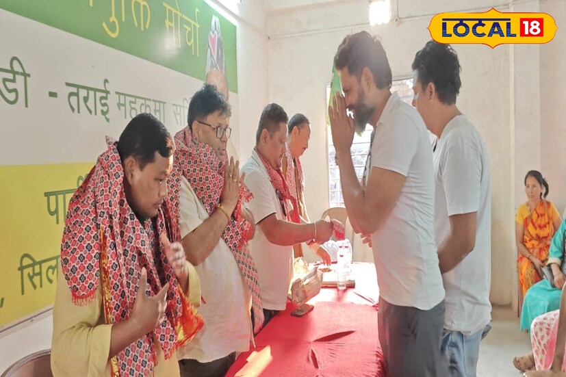 *দার্জিলিং, ঋত্বিক ভট্টাচার্য: পাহাড়ে জোটের পর এবার সমতলেও বিজেপির পাশে দাঁড়াল বিমল গুরুংয়ের নেতৃত্বাধীন গোর্খা জনমুক্তি মোর্চা (GJM)। বিধানসভা ভোটের আগে এই সমর্থন ঘোষণায় উত্তরবঙ্গের রাজনীতিতে নতুন করে চর্চা শুরু হয়েছে। বিশেষ করে সমতলের গুরুত্বপূর্ণ আসনগুলিতে এই সিদ্ধান্ত কতটা প্রভাব ফেলবে, তা নিয়ে জোর জল্পনা রাজনৈতিক মহলে।