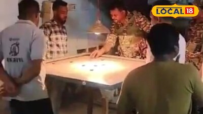 ক্যারাম খেলছেন কেন্দ্রীয় বাহিনীর জওয়ান