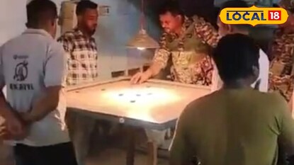 ক্যারাম খেলছেন কেন্দ্রীয় বাহিনীর জওয়ান