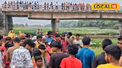 ঘটস্থলে অসংখ্য মানুষজন জড়ো হয়েছে