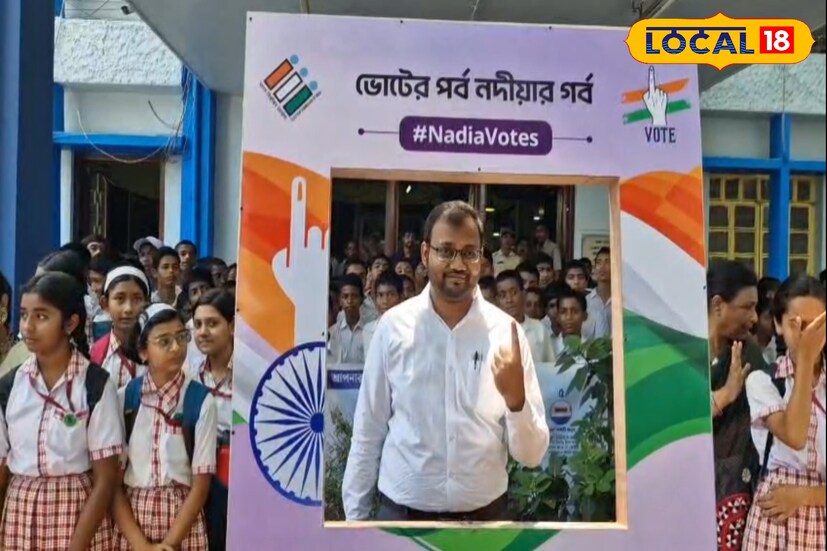 আসন্ন বিধানসভা নির্বাচনে ভোটারদের অংশীদারিত্ব নিশ্চিত করতে অভিনব ম্যাসকট নিয়ে প্রচারে নামল নদিয়া জেলা প্রশাসন। আসন্ন নির্বাচনে নদিয়ার ম্যাসকট হিসেবে উন্মোচিত হল গাঙ্গেয় ডলফিন বা স্থানীয় ভাষায় পরিচিত শুশুক। (ছবি ও তথ্যঃ মৈনাক দেবনাথ)