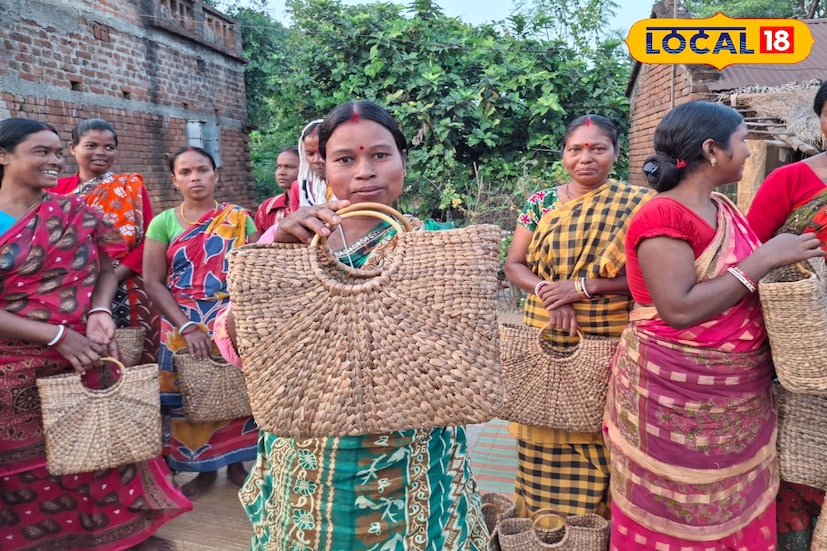আর ফেলনা নয়, আর আবর্জনাও নয়—জলাশয়ে ভাসতে থাকা কচুরিপানাই এখন জীবিকার নতুন দিশা। বাঁকুড়ার বড়জোড়ার মালিয়াড়া সাঁওতাল পাড়া ও মেজিয়ার বানজোড়া সাঁওতাল পাড়ার মহিলারা এই সাধারণ উদ্ভিদকেই রূপ দিয়েছেন সম্ভাবনার সম্পদে। একসময় যাকে পরিষ্কার করতে হিমশিম খেতে হত, আজ সেটিই হয়ে উঠেছে স্বনির্ভরতার হাতিয়ার। (ছবি ও তথ্য: নীলাঞ্জন বন্দ্যোপাধ্যায়) আর ফেলনা নয়, আর আবর্জনাও নয়—জলাশয়ে ভাসতে থাকা কচুরিপানাই এখন জীবিকার নতুন দিশা। বাঁকুড়ার বড়জোড়ার মালিয়াড়া সাঁওতাল পাড়া ও মেজিয়ার বানজোড়া সাঁওতাল পাড়ার মহিলারা এই সাধারণ উদ্ভিদকেই রূপ দিয়েছেন সম্ভাবনার সম্পদে। একসময় যাকে পরিষ্কার করতে হিমশিম খেতে হত, আজ সেটিই হয়ে উঠেছে স্বনির্ভরতার হাতিয়ার। (ছবি ও তথ্য: নীলাঞ্জন বন্দ্যোপাধ্যায়)