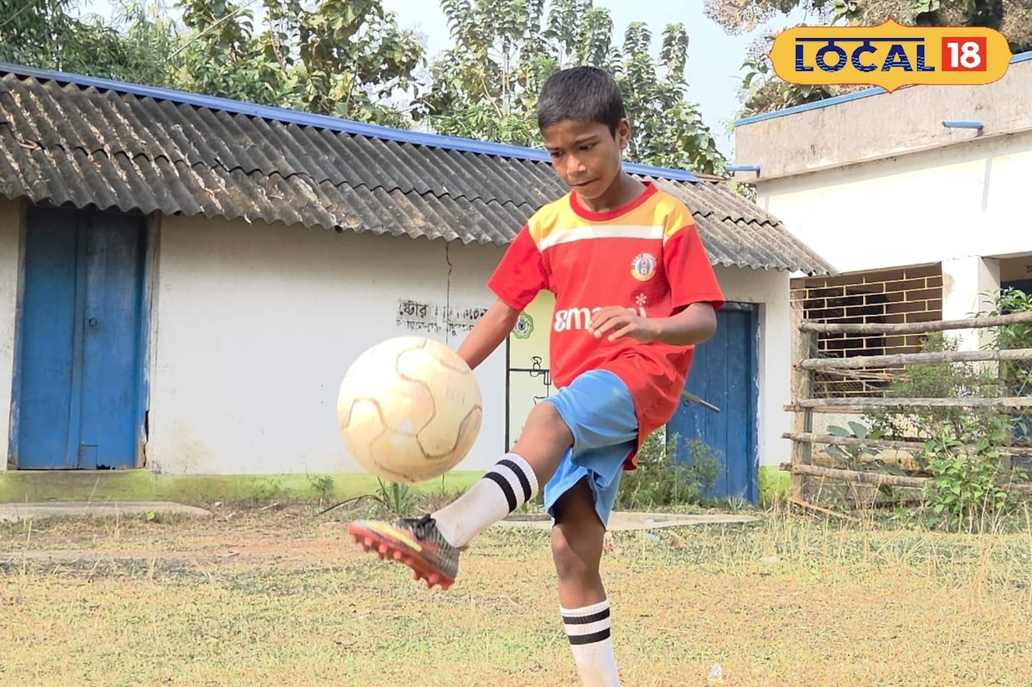 জঙ্গলমহলের মাটিতে ১০ বছরের সৃজিতের ড্রিবল স্কিল মুগ্ধ করছে সকলকে, স্বপ্ন সুনীল হওয়ার