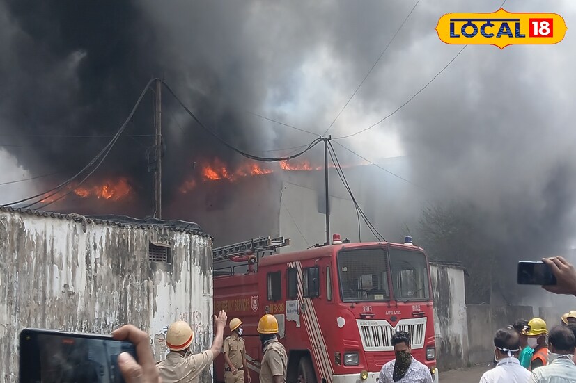 ভয়ংকর অগ্নিকাণ্ড হাওড়ায়! হাওড়া আলমপুরে একটি পাখা কারখানায় আগুন। ঘটনাস্থলে ইঞ্জিন সহ একাধিক জলের গাড়ি। ভোর থেকে কয়েক ঘন্টা কাজ করেও আগুন নিয়ন্ত্রণে আনা সম্ভব হয়নি। প্রায় পাঁচ ঘন্টা পরেও আগুন নিয়ন্ত্রণের বাইরে। সময়ের সঙ্গে আগুন হয়ে ওঠে আরও ভয়ঙ্কর। (ছবি ও তথ্য: রাকেশ মাইতি)