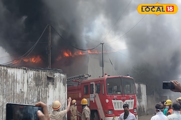 পাখা কারখানায় ভয়াবহ আগুন, দিনেই নেমেছে অন্ধকার! লক্ষ লক্ষ টাকার ক্ষতি পাখা কারখানায় ভয়াবহ আগুন, দিনেই নেমেছে অন্ধকার! লক্ষ লক্ষ টাকার ক্ষতি