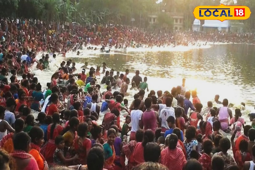 উত্তর ২৪ পরগনা, রুদ্র নারায়ণ রায়: গাইঘাটায় অবস্থিত জলেশ্বর শিব মন্দিরে এদিন ভক্তদের ঢল নামল। চৈত্র মাসের তৃতীয় সোমবার উপলক্ষে বছরের এই একটি মাত্র দিনে জলের তলা থেকে দেবাদিদেব মহাদেবের মূল শিবলিঙ্গ তুলে আনার বিরল রীতি ঘিরে উপচে পড়া ভিড় লক্ষ্য করা যায় উত্তর ২৪ পরগনা, রুদ্র নারায়ণ রায়: গাইঘাটায় অবস্থিত জলেশ্বর শিব মন্দিরে এদিন ভক্তদের ঢল নামল। চৈত্র মাসের তৃতীয় সোমবার উপলক্ষে বছরের এই একটি মাত্র দিনে জলের তলা থেকে দেবাদিদেব মহাদেবের মূল শিবলিঙ্গ তুলে আনার বিরল রীতি ঘিরে উপচে পড়া ভিড় লক্ষ্য করা যায়