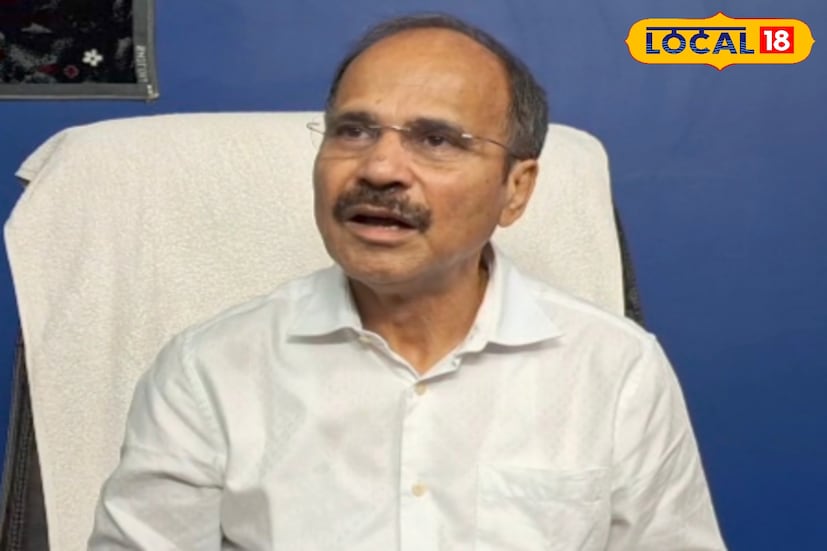 *মুর্শিদাবাদ, কৌশিক অধিকারী: ৩০ বছর পর ফের বিধানসভা নির্বাচনে লড়বেন অধীর চৌধুরী। ইতিমধ্যেই দিল্লি থেকে তিনি বহরমপুরে নিজের বাসভবনে এসেছেন অধীর চৌধুরী। সোমবার গোরাবাজারে সাংবাদিক বৈঠক করে অধীর চৌধুরী বলেন, আমি তো নির্বাচনে লড়াই করছি এটা তো প্রথম না। আমি আগেও নির্বাচনে লড়াই করেছি। বিধায়ক ছিলাম। টানা ১৯৯৯ থেকে লোকসভা সাংসদ ছিলাম। ২০২৪ সালে লোকসভা আসনে লড়াই করেছিলাম। আবার আমাকে দল চেয়েছে প্রার্থী করেছে। আমি তাই বহরমপুর বিধানসভাতে লড়াই করব। *মুর্শিদাবাদ, কৌশিক অধিকারী: ৩০ বছর পর ফের বিধানসভা নির্বাচনে লড়বেন অধীর চৌধুরী। ইতিমধ্যেই দিল্লি থেকে তিনি বহরমপুরে নিজের বাসভবনে এসেছেন অধীর চৌধুরী। সোমবার গোরাবাজারে সাংবাদিক বৈঠক করে অধীর চৌধুরী বলেন, আমি তো নির্বাচনে লড়াই করছি এটা তো প্রথম না। আমি আগেও নির্বাচনে লড়াই করেছি। বিধায়ক ছিলাম। টানা ১৯৯৯ থেকে লোকসভা সাংসদ ছিলাম। ২০২৪ সালে লোকসভা আসনে লড়াই করেছিলাম। আবার আমাকে দল চেয়েছে প্রার্থী করেছে। আমি তাই বহরমপুর বিধানসভাতে লড়াই করব।