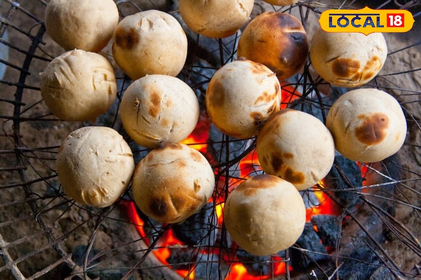 পুরুলিয়া জেলার নিতুড়িয়ার পারবেলিয়া বাজার এখন লিট্টি-চোখার এক বিশেষ কেন্দ্র হিসেবে পরিচিতি পাচ্ছে। বছরের প্রায় প্রতিটি দিনেই এই বাজারের একের পর এক দোকানে সহজলভ্য এই জনপ্রিয় খাবার। স্থানীয়দের পাশাপাশি দূর-দূরান্ত থেকেও খাদ্যপ্রেমীরা আসেন লিট্টি-চোখার স্বাদ নিতে। (ছবি ও তথ্য: শান্তনু দাস) পুরুলিয়া জেলার নিতুড়িয়ার পারবেলিয়া বাজার এখন লিট্টি-চোখার এক বিশেষ কেন্দ্র হিসেবে পরিচিতি পাচ্ছে। বছরের প্রায় প্রতিটি দিনেই এই বাজারের একের পর এক দোকানে সহজলভ্য এই জনপ্রিয় খাবার। স্থানীয়দের পাশাপাশি দূর-দূরান্ত থেকেও খাদ্যপ্রেমীরা আসেন লিট্টি-চোখার স্বাদ নিতে। (ছবি ও তথ্য: শান্তনু দাস)