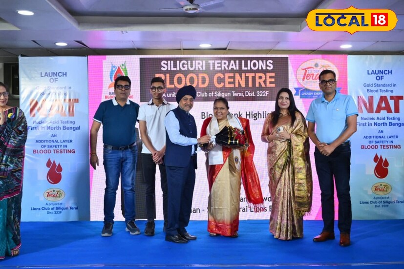 প্রতিদিনের মতো শিলিগুড়ির এক সাধারণ সকাল। শহরের ব্যস্ততা তখন ধীরে ধীরে গতি পাচ্ছে। কিন্তু মাড়োয়ারি ভবনের সামনে সেই দিন যেন অন্যরকম এক উচ্ছ্বাস। কেউ বলছে নতুন প্রযুক্তি, কেউ বলছে রক্ত পরীক্ষায় বিপ্লব, সব মিলিয়ে, কৌতূহল আর আশার এক মিশেল। (ছবি ও তথ্যঃ ঋত্বিক ভট্টাচার্য)